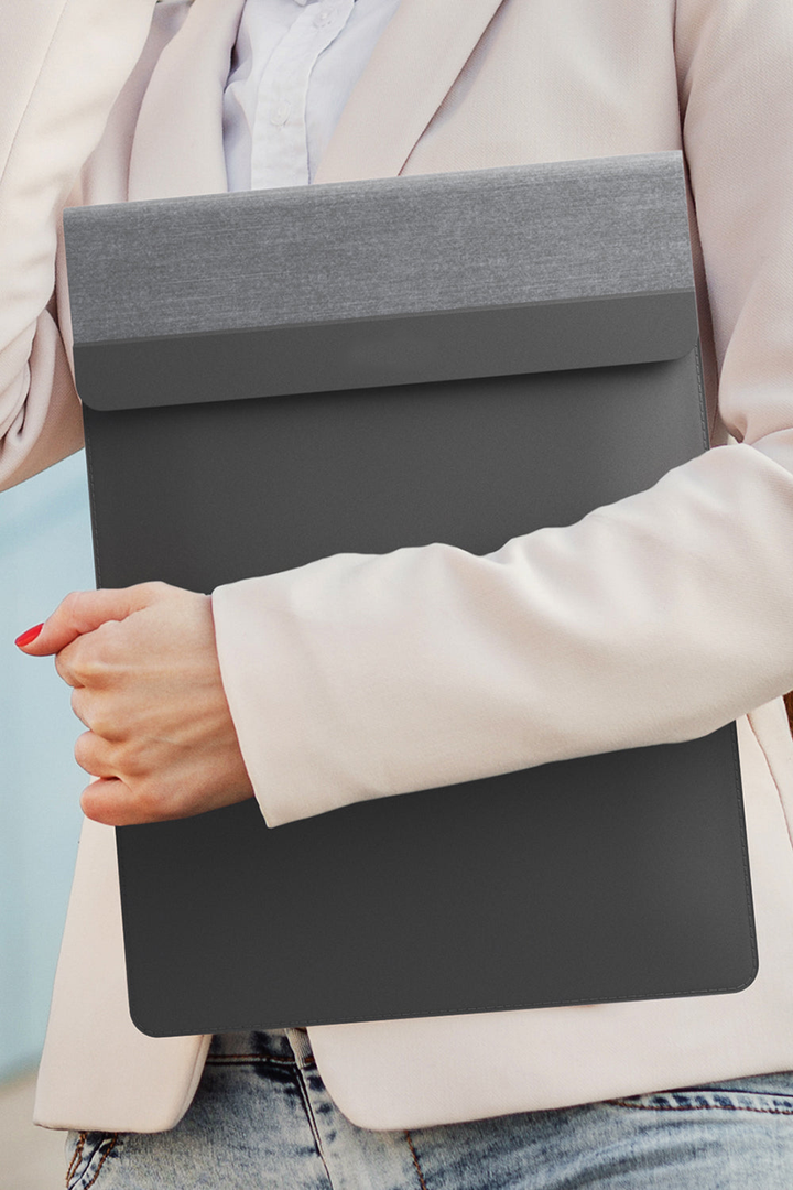 4-IN-1 LAPTOP SLEEVE WITH WIRELESS CHARGING